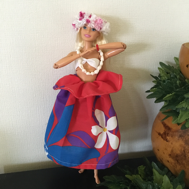 Barbie(バービー)のMiraiさま専用　バービー人形 フラダンス衣装 ハンドメイドのぬいぐるみ/人形(人形)の商品写真