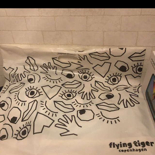 Flying Tiger Copenhagen(フライングタイガーコペンハーゲン)のフライングタイガー！新品未使用♡大人気！スマホTVおまけ付き♡ スマホ/家電/カメラのスマホアクセサリー(その他)の商品写真