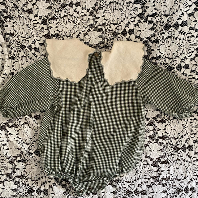 MONBEBE スカラップ刺繍　ロンパース キッズ/ベビー/マタニティのベビー服(~85cm)(ロンパース)の商品写真