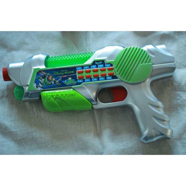 Disney(ディズニー)のバズライトイヤーの銃とお祭りで購入した銃 エンタメ/ホビーのおもちゃ/ぬいぐるみ(ホビーラジコン)の商品写真