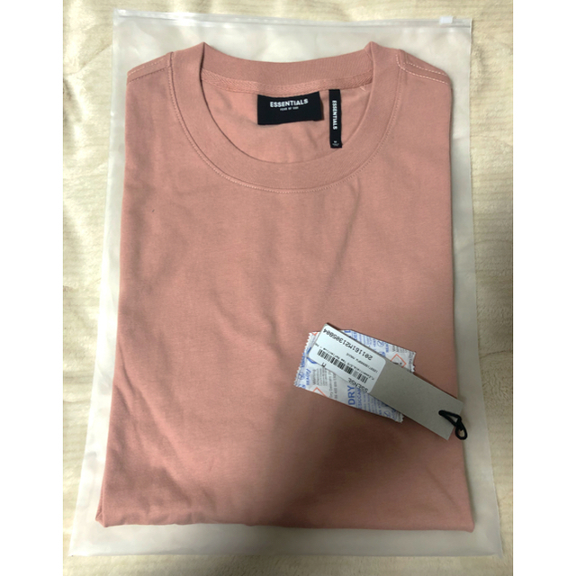 FEAR OF GOD(フィアオブゴッド)のFOG Essentials pink logo T-shirt ピンクTシャツ メンズのトップス(Tシャツ/カットソー(半袖/袖なし))の商品写真
