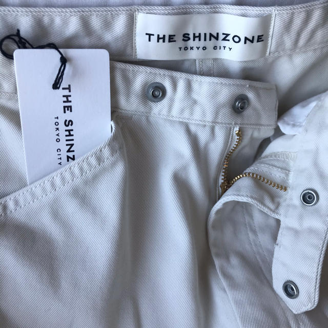 Shinzone(シンゾーン)の【美品タグ付き】THE SHINZONE テーパードパンツ　白 レディースのパンツ(カジュアルパンツ)の商品写真