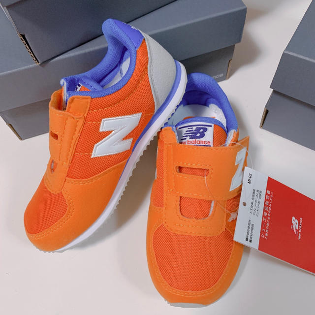 New Balance(ニューバランス)の新品 ニューバランス スニーカー 220 16.5 オレンジ ブルー キッズ キッズ/ベビー/マタニティのキッズ靴/シューズ(15cm~)(スニーカー)の商品写真