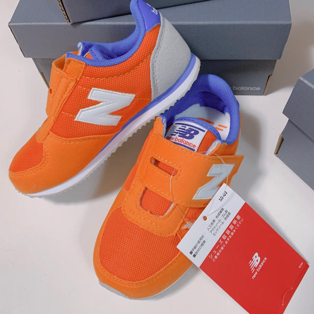 New Balance(ニューバランス)の新品 ニューバランス スニーカー 220 16.5 オレンジ ブルー キッズ キッズ/ベビー/マタニティのキッズ靴/シューズ(15cm~)(スニーカー)の商品写真