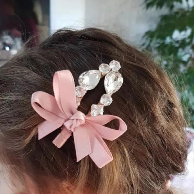 Maison de FLEUR(メゾンドフルール)のNo72 リボン クリスタル ビジュー ヘアクリップ ピンク 在庫1点のみ レディースのヘアアクセサリー(バレッタ/ヘアクリップ)の商品写真