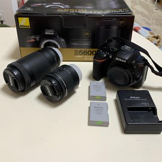 ニコン(Nikon)のNikon D5600 ダブルズームキット＋別売バッテリー１つ付き(デジタル一眼)