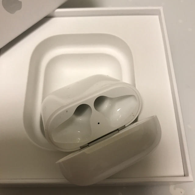 Apple(アップル)のairpods 充電ケースのみ スマホ/家電/カメラのオーディオ機器(ヘッドフォン/イヤフォン)の商品写真
