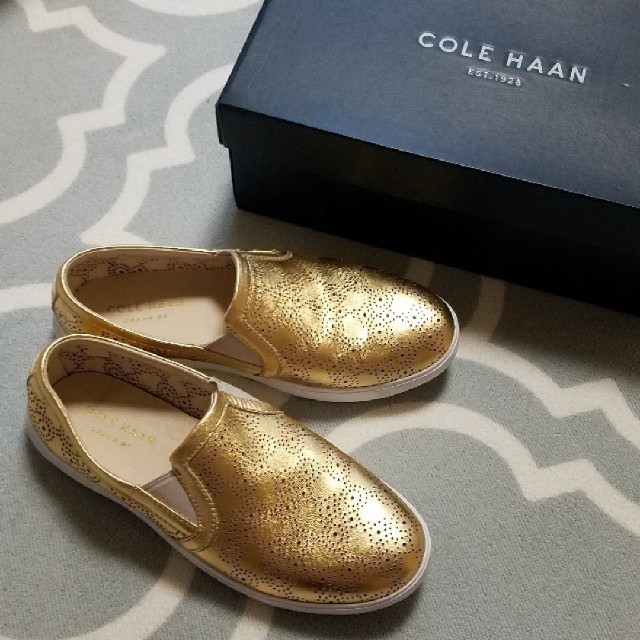 Cole Haan(コールハーン)のCOLE HAAN　クロスコート　ゴールド レディースの靴/シューズ(スリッポン/モカシン)の商品写真