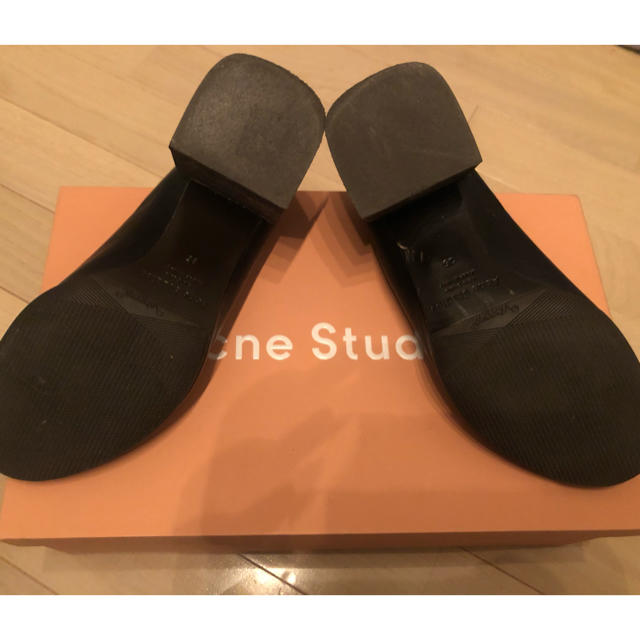 ACNE(アクネ)の【値下げ中】acne studious チャンキーヒールパンプス 35 レディースの靴/シューズ(ハイヒール/パンプス)の商品写真