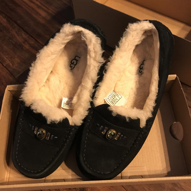 UGG - アグ モカシン 黒 ビジュー付きの通販 by 5日まで発送お休みします。｜アグならラクマ