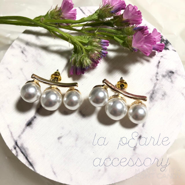 TOCCA(トッカ)の#105 スリーパールピアス ゴールド レディースのアクセサリー(ピアス)の商品写真