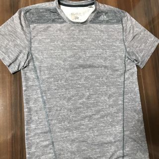 アディダス(adidas)のadidas Tシャツ(Tシャツ/カットソー(半袖/袖なし))