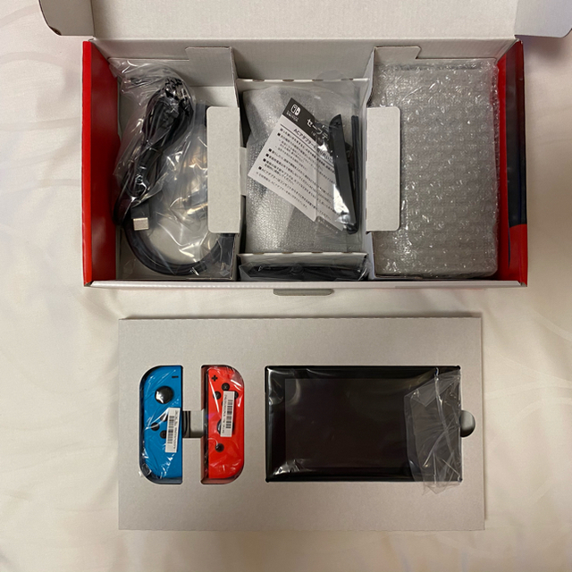 最新型Nintendo Switch JOY-CONネオンブルー/ネオンレッド