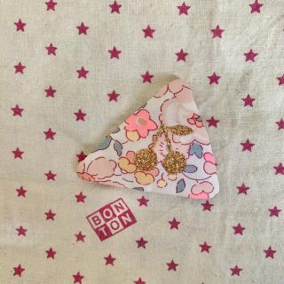 ボンポワン(Bonpoint)のliberty cherry triangle pin(ファッション雑貨)