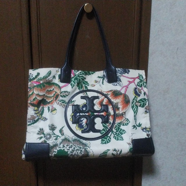 Tory Burch(トリーバーチ)のトリーバーチ　ナイロントート　ボタニカル柄 レディースのバッグ(トートバッグ)の商品写真