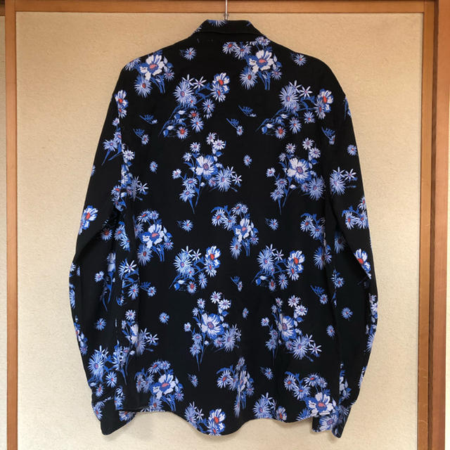 H&M(エイチアンドエム)の花柄　総柄シャツ　Lサイズ メンズのトップス(シャツ)の商品写真