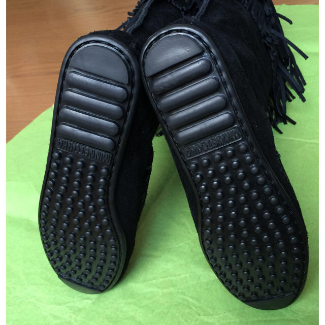 Minnetonka(ミネトンカ)の【未使用】ミネトンカのフリンジブーツ 黒 レディースの靴/シューズ(ブーツ)の商品写真