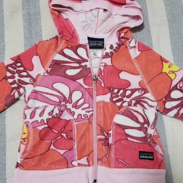 patagonia(パタゴニア)のパーカー キッズ/ベビー/マタニティのキッズ服女の子用(90cm~)(ジャケット/上着)の商品写真