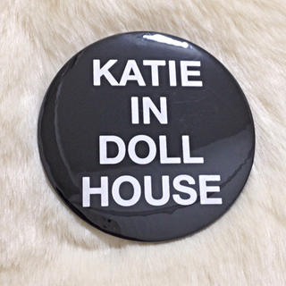 ケイティー(Katie)のKatie ロゴ缶バッジ(ブローチ/コサージュ)