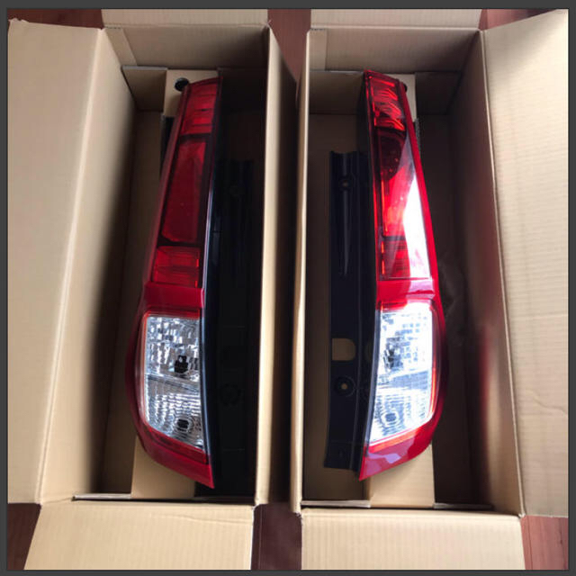 新品TOYOTAルーミー テールランプ 新品TOYOTAルーミー テールランプ