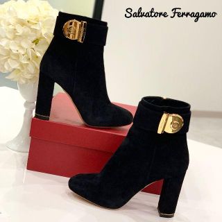 サルヴァトーレフェラガモ(Salvatore Ferragamo)の1392 フェラガモ スエード ショートブーツ 黒(ブーツ)