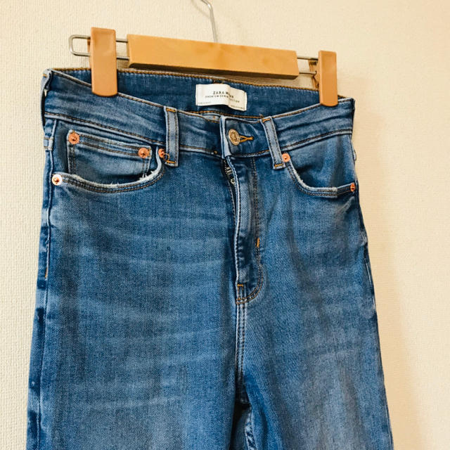 ZARA(ザラ)の裾ダメージ ZARA スキニー レディースのパンツ(デニム/ジーンズ)の商品写真