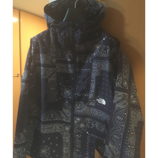 THE NORTH FACE(ザノースフェイス)のノベルティコンパクトジャケット　レディースXL バンダナブルー メンズのジャケット/アウター(マウンテンパーカー)の商品写真