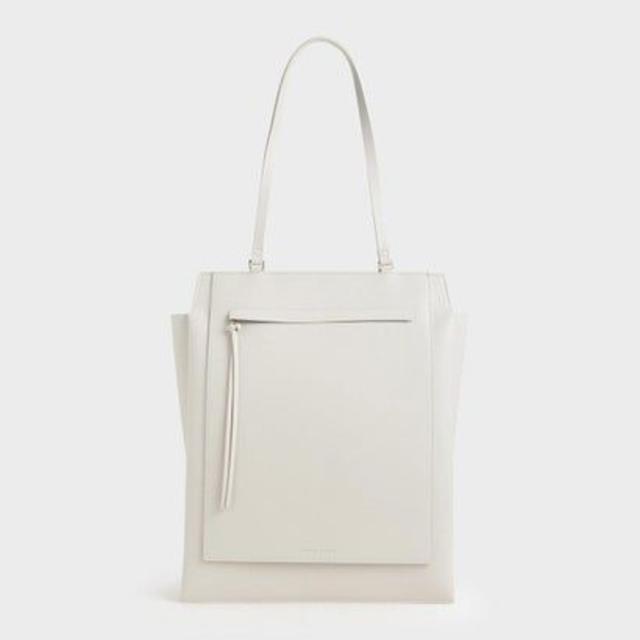 Charles and Keith(チャールズアンドキース)のCHARLES&KEITH完売商品//ラージトラペーズトート//クリーム色 レディースのバッグ(トートバッグ)の商品写真