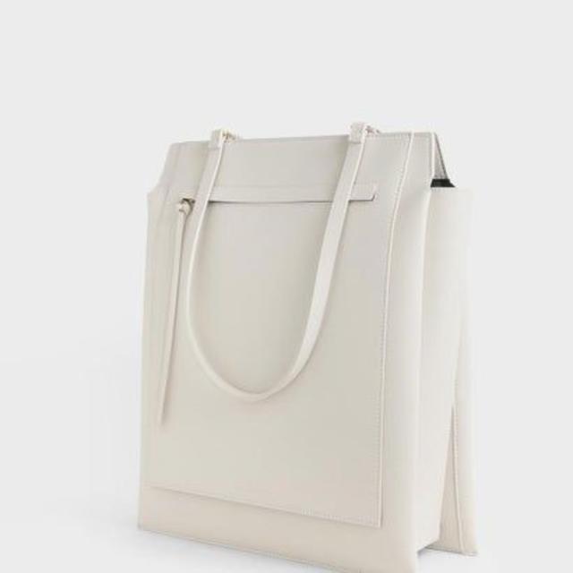 Charles and Keith(チャールズアンドキース)のCHARLES&KEITH完売商品//ラージトラペーズトート//クリーム色 レディースのバッグ(トートバッグ)の商品写真