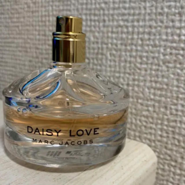 MARC BY MARC JACOBS(マークバイマークジェイコブス)のMARC JACOBS DAISY LOVE EDT 30ml コスメ/美容の香水(香水(女性用))の商品写真