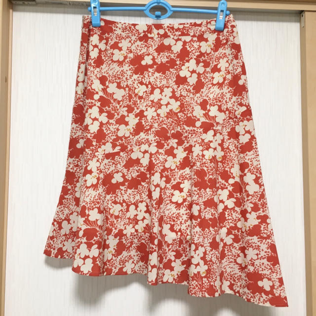 kumikyoku（組曲）(クミキョク)のKUMIKYOKU  オシャレなアシンメトリー花柄スカート　大きいサイズ レディースのスカート(ひざ丈スカート)の商品写真