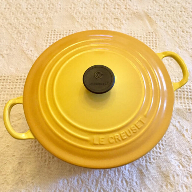 LE CREUSET(ルクルーゼ)のル・クルーゼ ココットロンド(サフランイエロー・22cm) インテリア/住まい/日用品のキッチン/食器(鍋/フライパン)の商品写真