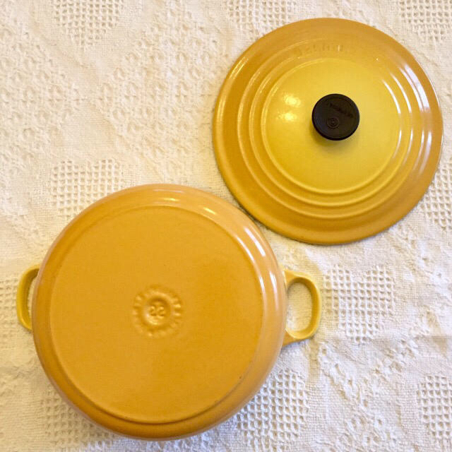 LE CREUSET(ルクルーゼ)のル・クルーゼ ココットロンド(サフランイエロー・22cm) インテリア/住まい/日用品のキッチン/食器(鍋/フライパン)の商品写真