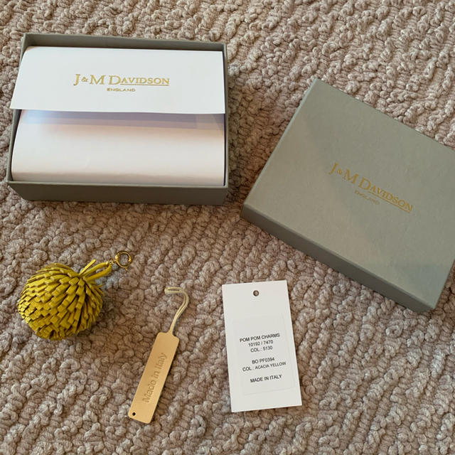 J&M DAVIDSON(ジェイアンドエムデヴィッドソン)のJ&M DAVIDSON ポンポンチャーム レディースのファッション小物(キーホルダー)の商品写真