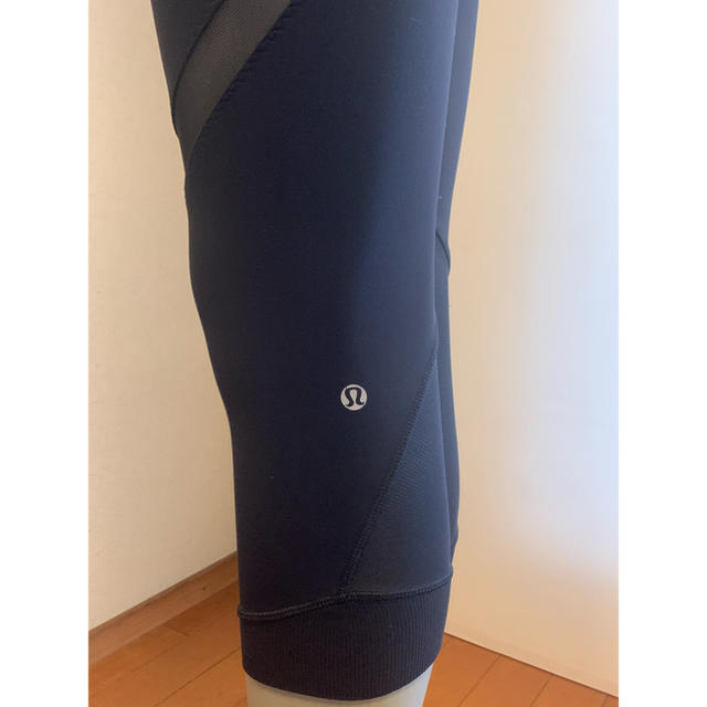 lululemon(ルルレモン)のルルレモン クロップドレギンス　定番黒サイズ4 黒　メッシュ　ヨガウェア  ラン スポーツ/アウトドアのトレーニング/エクササイズ(ヨガ)の商品写真