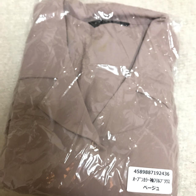 RiLi tokyo オープンカラー袖フリルブラウス　ベージュ  レディースのトップス(シャツ/ブラウス(長袖/七分))の商品写真