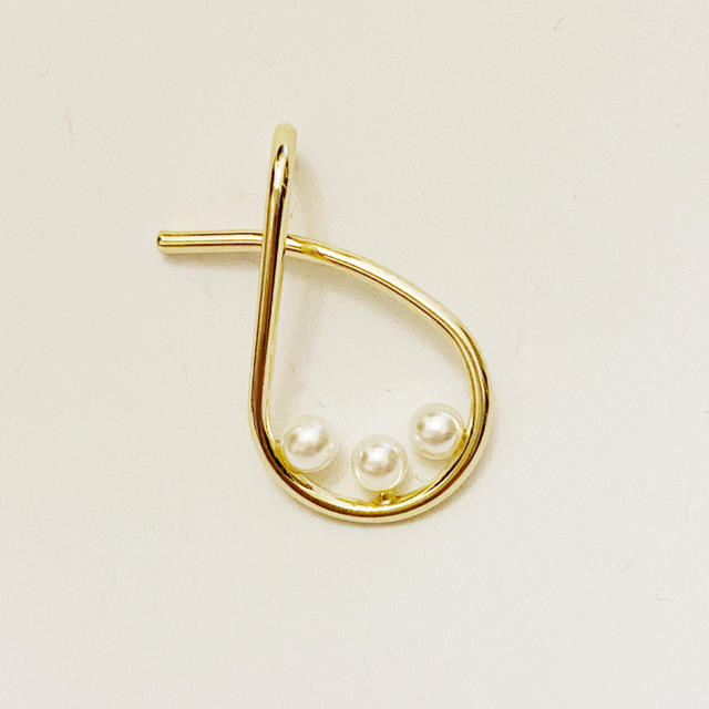 TOMORROWLAND(トゥモローランド)のAsymmetry pearl earcuff No.289 レディースのアクセサリー(イヤーカフ)の商品写真