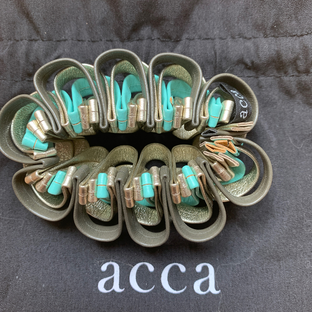 acca(アッカ)のお値下げ中　アッカ acca メタリック ループシュシュ　ブルー レディースのヘアアクセサリー(ヘアゴム/シュシュ)の商品写真