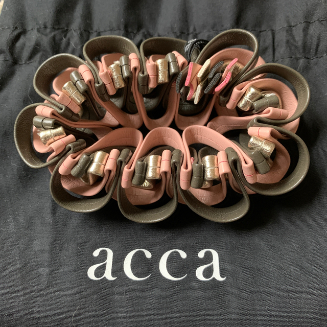 acca(アッカ)のお値下げ中　アッカ acca メタリック ループシュシュ　ピンク レディースのヘアアクセサリー(ヘアゴム/シュシュ)の商品写真