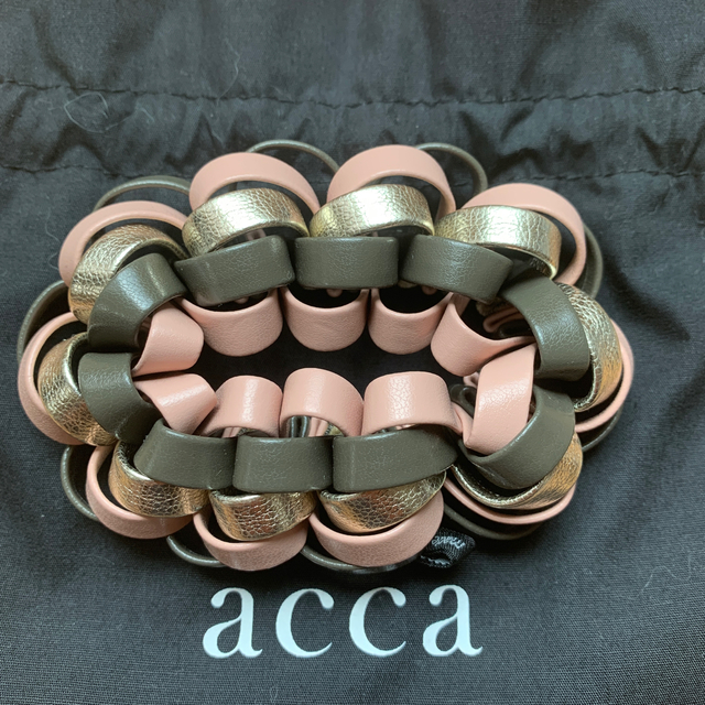 acca(アッカ)のお値下げ中　アッカ acca メタリック ループシュシュ　ピンク レディースのヘアアクセサリー(ヘアゴム/シュシュ)の商品写真