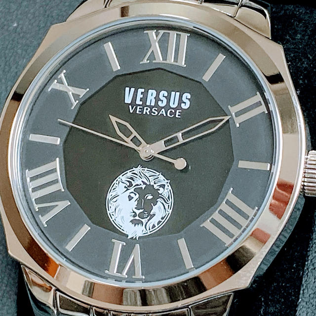 VERSACE - 世界限定品 新品 高級VERSUS VERSACE 腕時計 ブラック シルバーの通販 by お値下げコメントお待ちしており