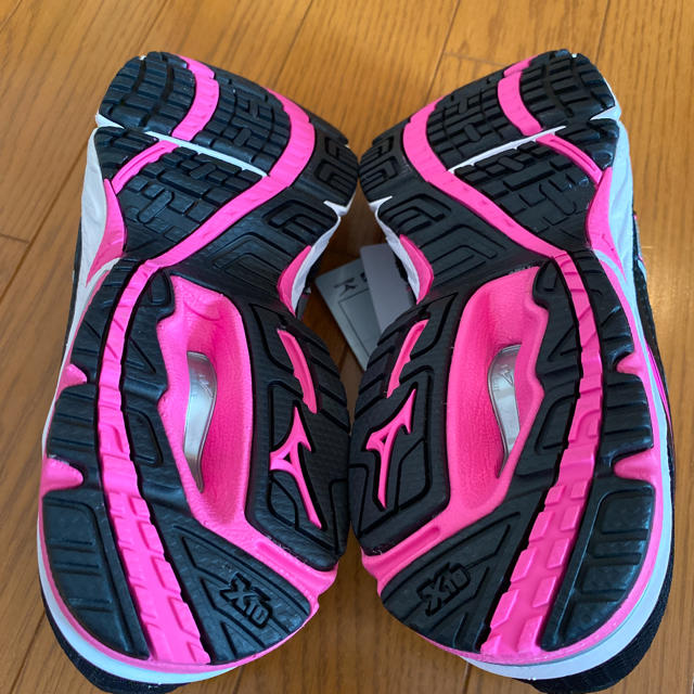 MIZUNO(ミズノ)のMIZUNO(ブラック/ピンク)【Lady’s /23.5/新品】2/20迄 レディースの靴/シューズ(スニーカー)の商品写真