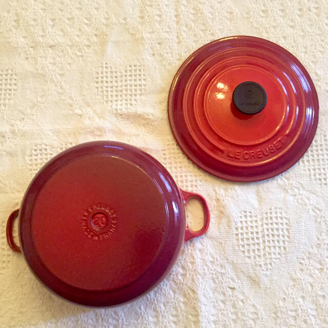 LE CREUSET(ルクルーゼ)のル・クルーゼ ココットロンド(チェリーレッド・20cm) インテリア/住まい/日用品のキッチン/食器(鍋/フライパン)の商品写真