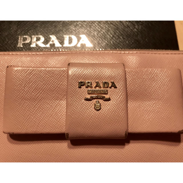 となります PRADA ラウンドファスナー 革 財布の通販 by MI♡|プラダ ...