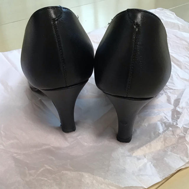 DIANA(ダイアナ)の値下げします【ダイアナ】綺麗なビジュー付きの黒パンプス レディースの靴/シューズ(ハイヒール/パンプス)の商品写真