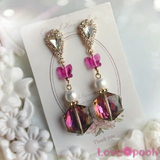 スワロフスキー(SWAROVSKI)のスワロ蝶々×ペンタゴンの大人フェミニンピアス(ピアス)