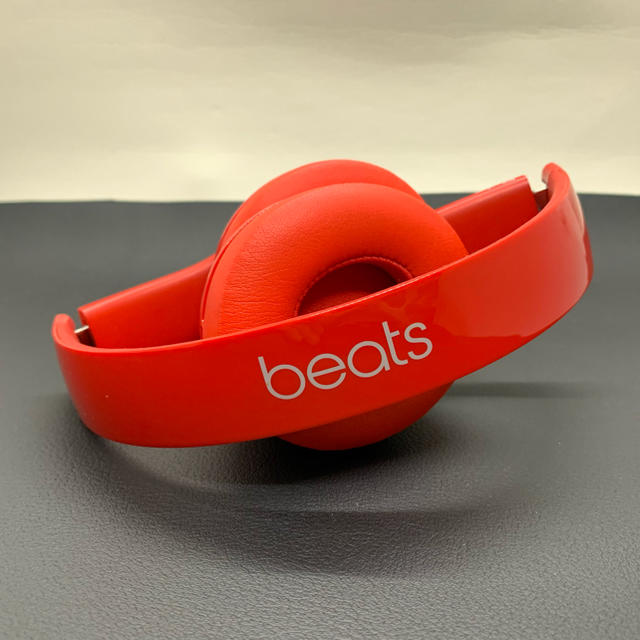 Beats by Dr Dre(ビーツバイドクタードレ)の大人気Beats solo2 Wirelessレッド、比較的綺麗です♪ スマホ/家電/カメラのオーディオ機器(ヘッドフォン/イヤフォン)の商品写真