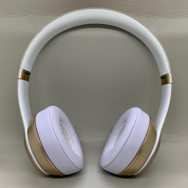 Beats by Dr Dre(ビーツバイドクタードレ)の大人気Beats solo2 Wirelessゴールド、比較的綺麗です♪ スマホ/家電/カメラのオーディオ機器(ヘッドフォン/イヤフォン)の商品写真