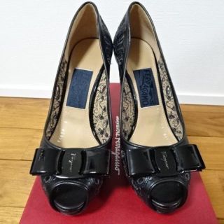 サルヴァトーレフェラガモ(Salvatore Ferragamo)の【美品】Salvatore Ferragamoフェラガモヴァラ黒刺繍サンダル (サンダル)