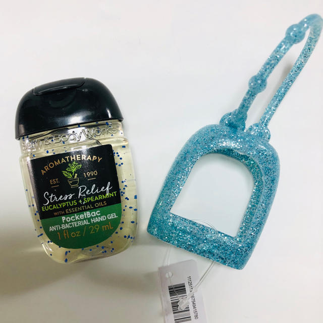 Bath & Body Works(バスアンドボディーワークス)の【新品】バスアンドボディーワークス　除菌ジェルと専用ホルダーのセット インテリア/住まい/日用品の日用品/生活雑貨/旅行(日用品/生活雑貨)の商品写真